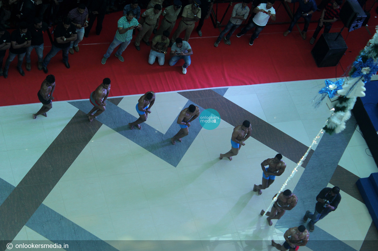 https://onlookersmedia.in/wp-content/uploads/2015/01/I-promotional-function-at-Lulu-mall-Kerala-Vikram-Amy-Jackson-Onlookers-Media-14.jpg