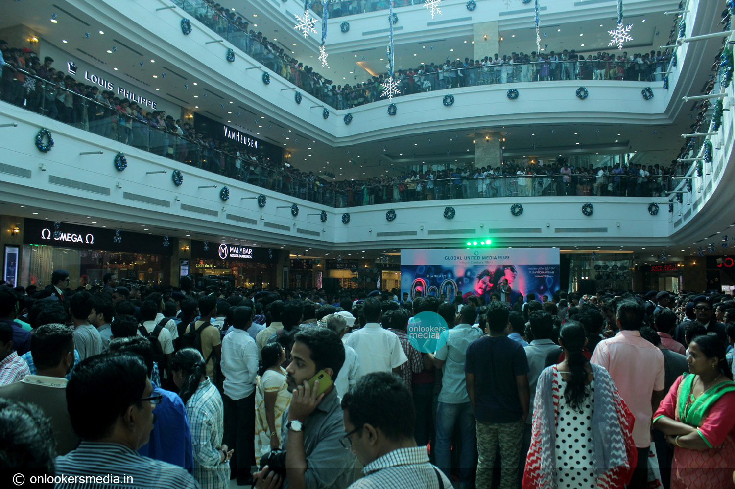 https://onlookersmedia.in/wp-content/uploads/2015/01/I-promotional-function-at-Lulu-mall-Kerala-Vikram-Amy-Jackson-Onlookers-Media-19.jpg