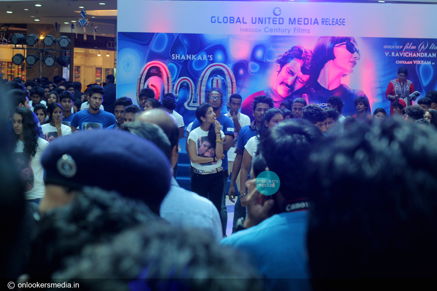 http://onlookersmedia.in/wp-content/uploads/2015/01/I-promotional-function-at-Lulu-mall-Kerala-Vikram-Amy-Jackson-Onlookers-Media-26.jpg