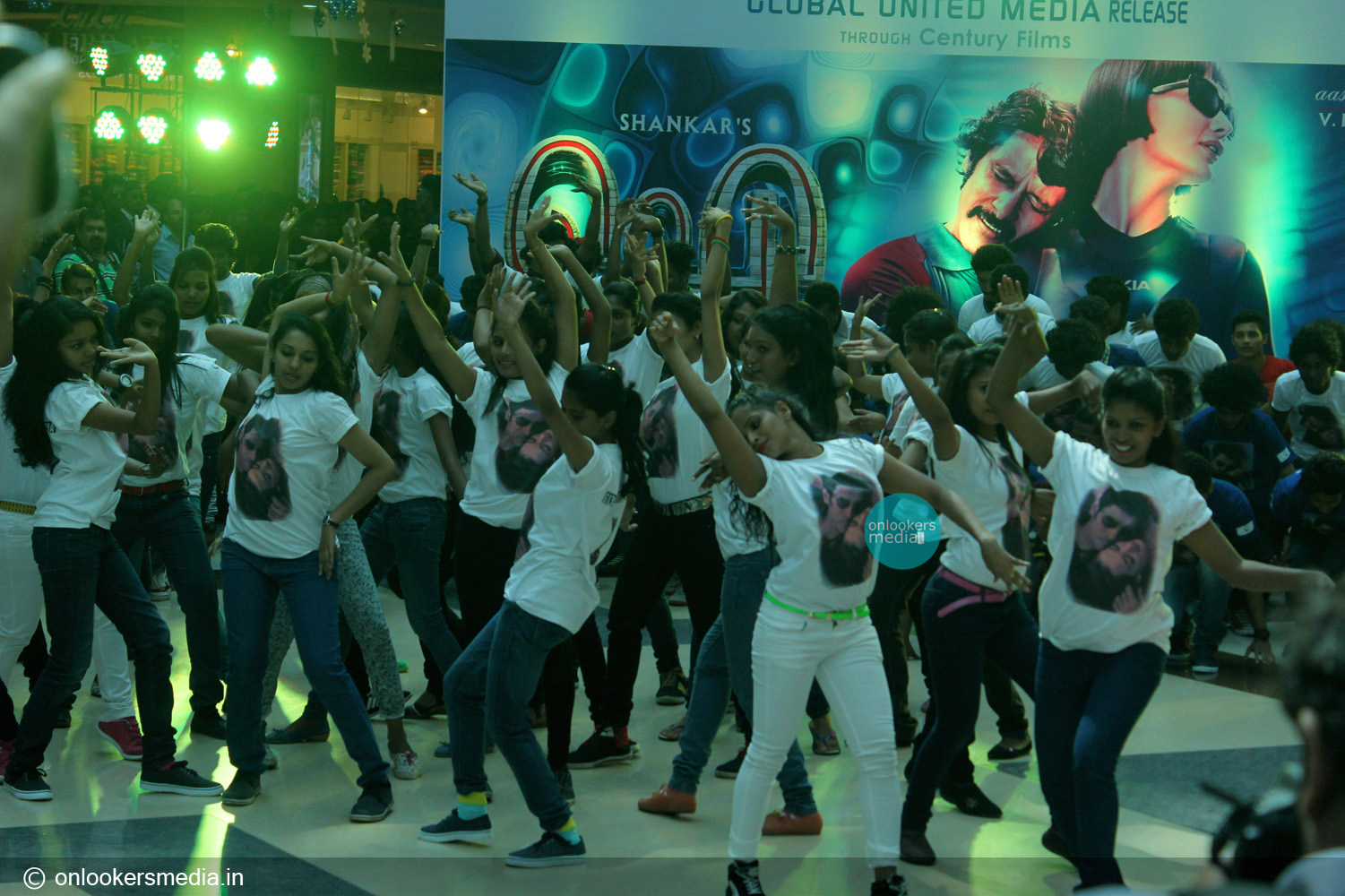 http://onlookersmedia.in/wp-content/uploads/2015/01/I-promotional-function-at-Lulu-mall-Kerala-Vikram-Amy-Jackson-Onlookers-Media-35.jpg