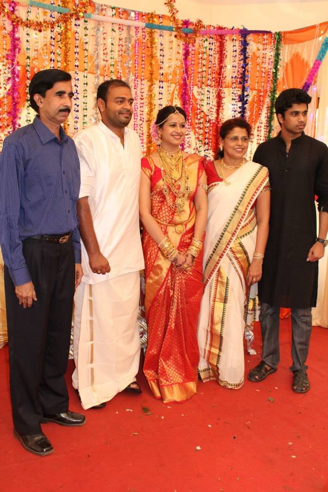 http://onlookersmedia.in/wp-content/uploads/2015/01/Malayalam-Actress-Sadhika-Wedding-Stills-Reception-Stills-Videos-Onlookers-Media-12.jpg