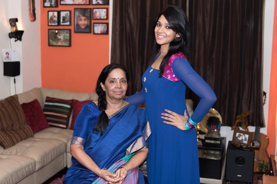 https://onlookersmedia.in/wp-content/uploads/2015/02/Acctress-Nyla-Usha-with-her-mom-Onlookers-Media.jpg
