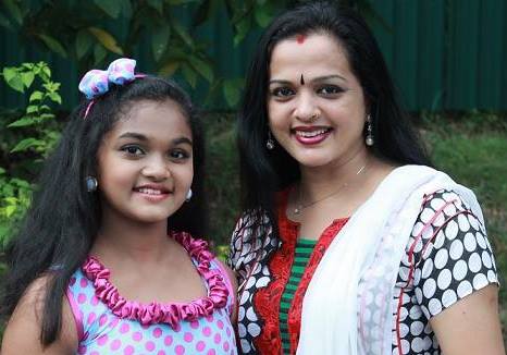 Actress Vinduja Menon with her Daughter-Onlookers Media (2)