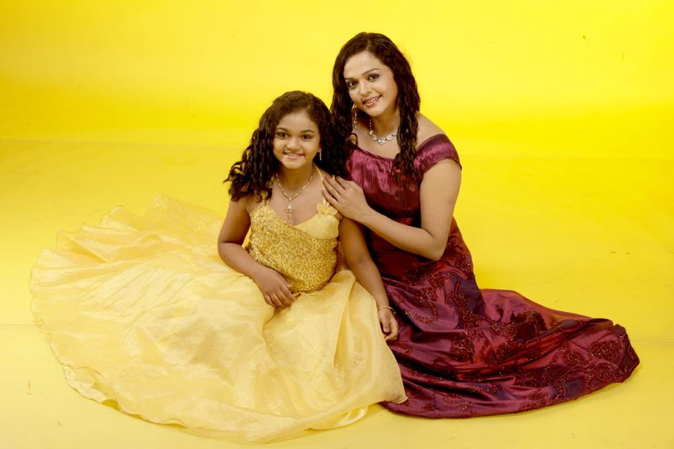 Actress Vinduja Menon with her Daughter-Onlookers Media (3)