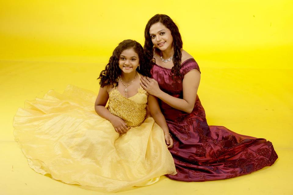 https://onlookersmedia.in/wp-content/uploads/2015/02/Actress-Vinduja-Menon-with-her-Daughter-Onlookers-Media-3.jpg