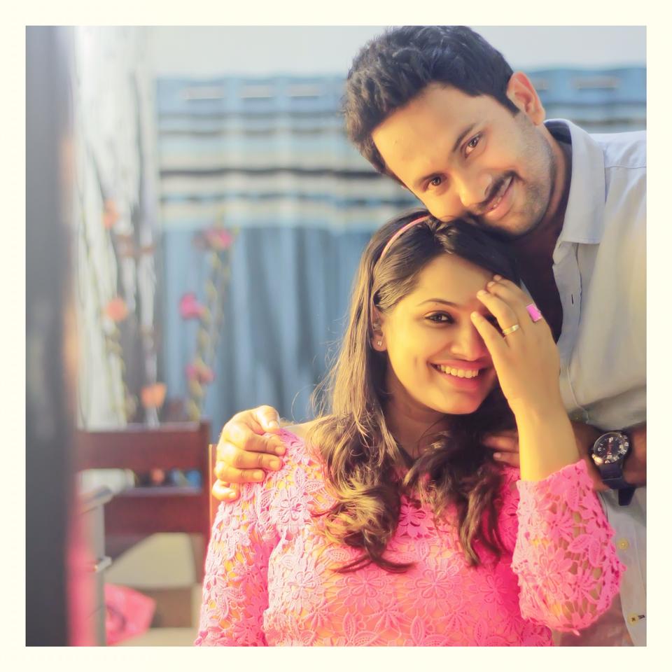 https://onlookersmedia.in/wp-content/uploads/2015/02/Aju-Varghese-with-wife-Onlookers-Media.jpg