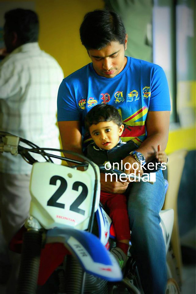 https://onlookersmedia.in/wp-content/uploads/2015/02/Nivin-Pauly-Son-Daveed-Pauly-Nivin-Pauly-Family-Rare-Photos-10.jpg