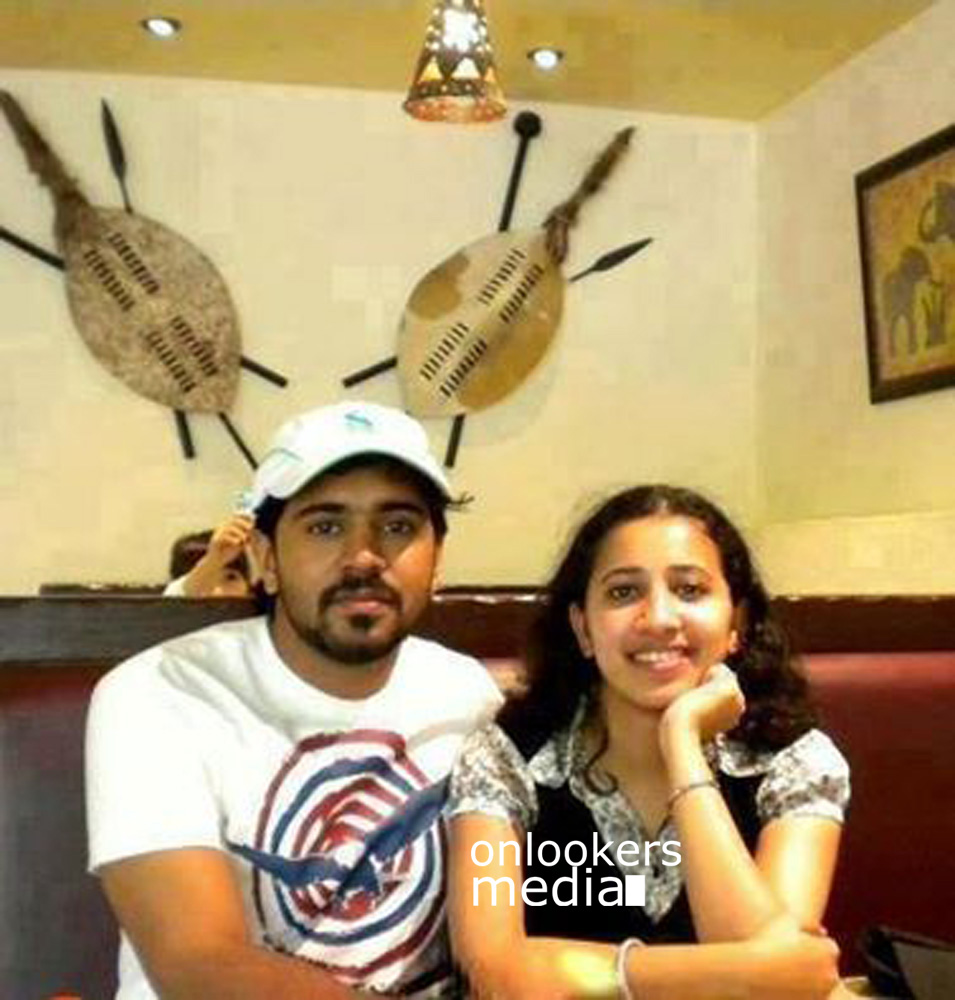https://onlookersmedia.in/wp-content/uploads/2015/02/Nivin-Pauly-with-wife-Rinna-Joy-Nivin-Pauly-Family-Rare-Unseen-Stills-Images-Photos-Onlookers-Media-3.jpg