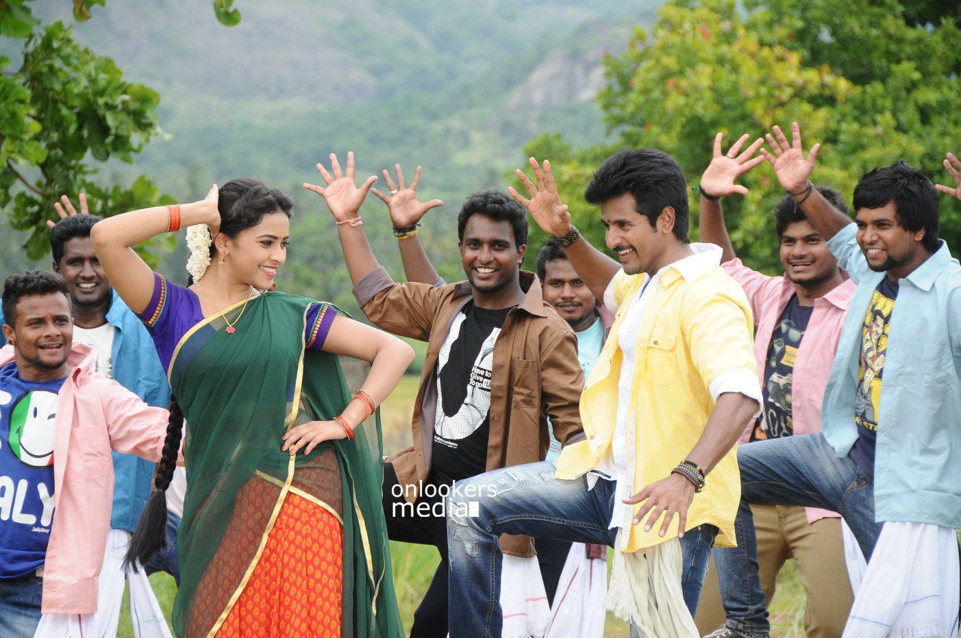 https://onlookersmedia.in/wp-content/uploads/2015/02/Sivakarthikeyan-and-Sri-Divya-in-Kaaki-Sattai-Stills-Images-Gallery-Photos-Onlookers-Media-19.jpg