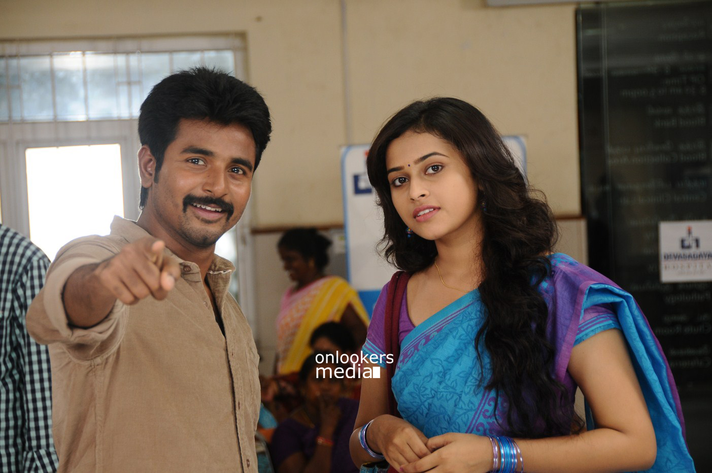 https://onlookersmedia.in/wp-content/uploads/2015/02/Sivakarthikeyan-and-Sri-Divya-in-Kaaki-Sattai-Stills-Images-Gallery-Photos-Onlookers-Media-20.jpg