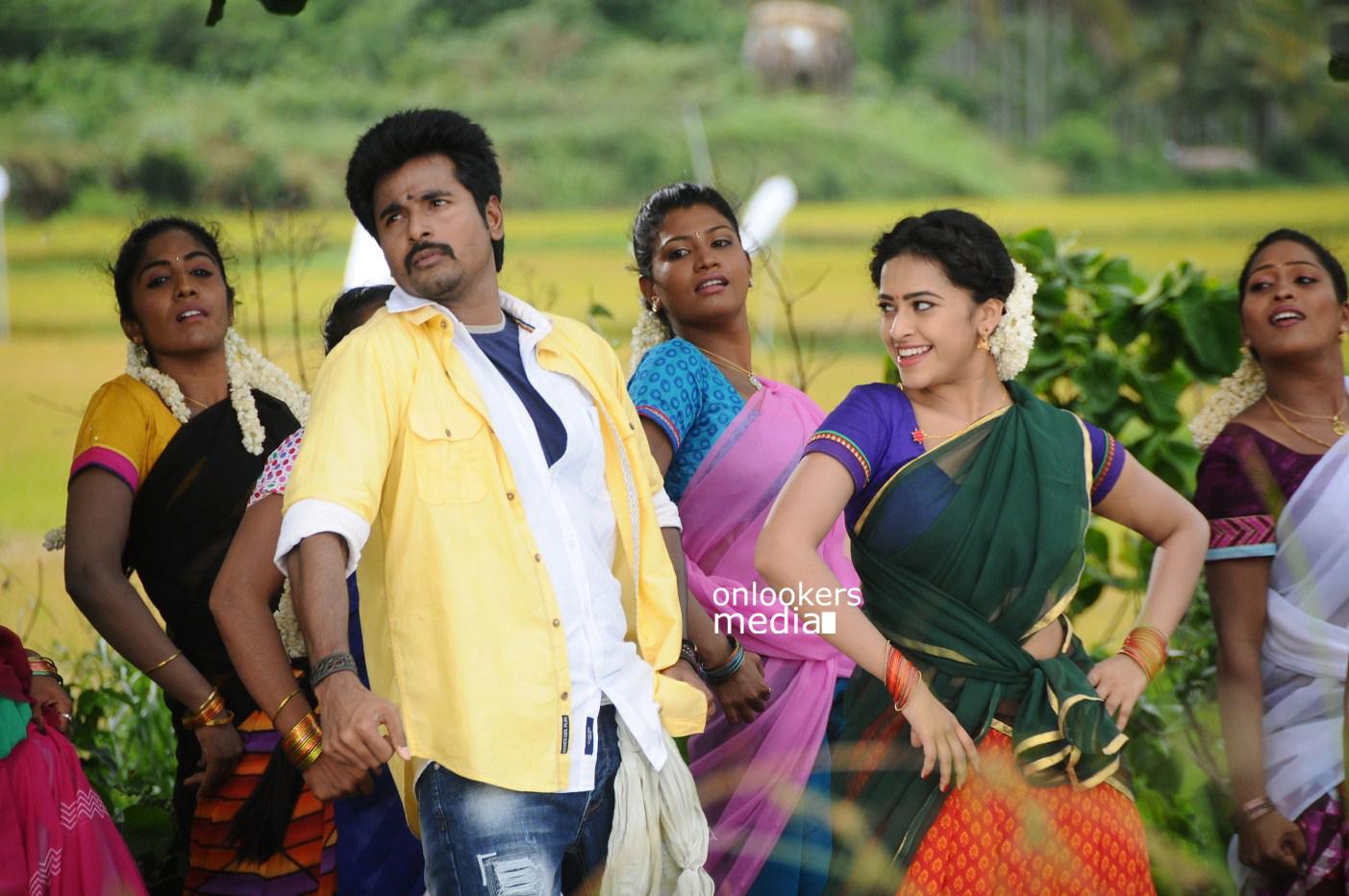 https://onlookersmedia.in/wp-content/uploads/2015/02/Sivakarthikeyan-and-Sri-Divya-in-Kaaki-Sattai-Stills-Images-Gallery-Photos-Onlookers-Media-22.jpg