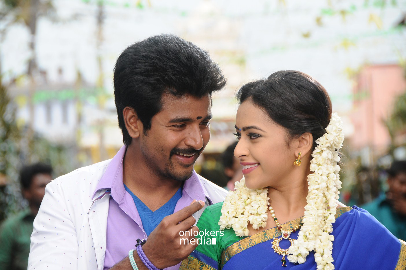 https://onlookersmedia.in/wp-content/uploads/2015/02/Sivakarthikeyan-and-Sri-Divya-in-Kaaki-Sattai-Stills-Images-Gallery-Photos-Onlookers-Media-23.jpg