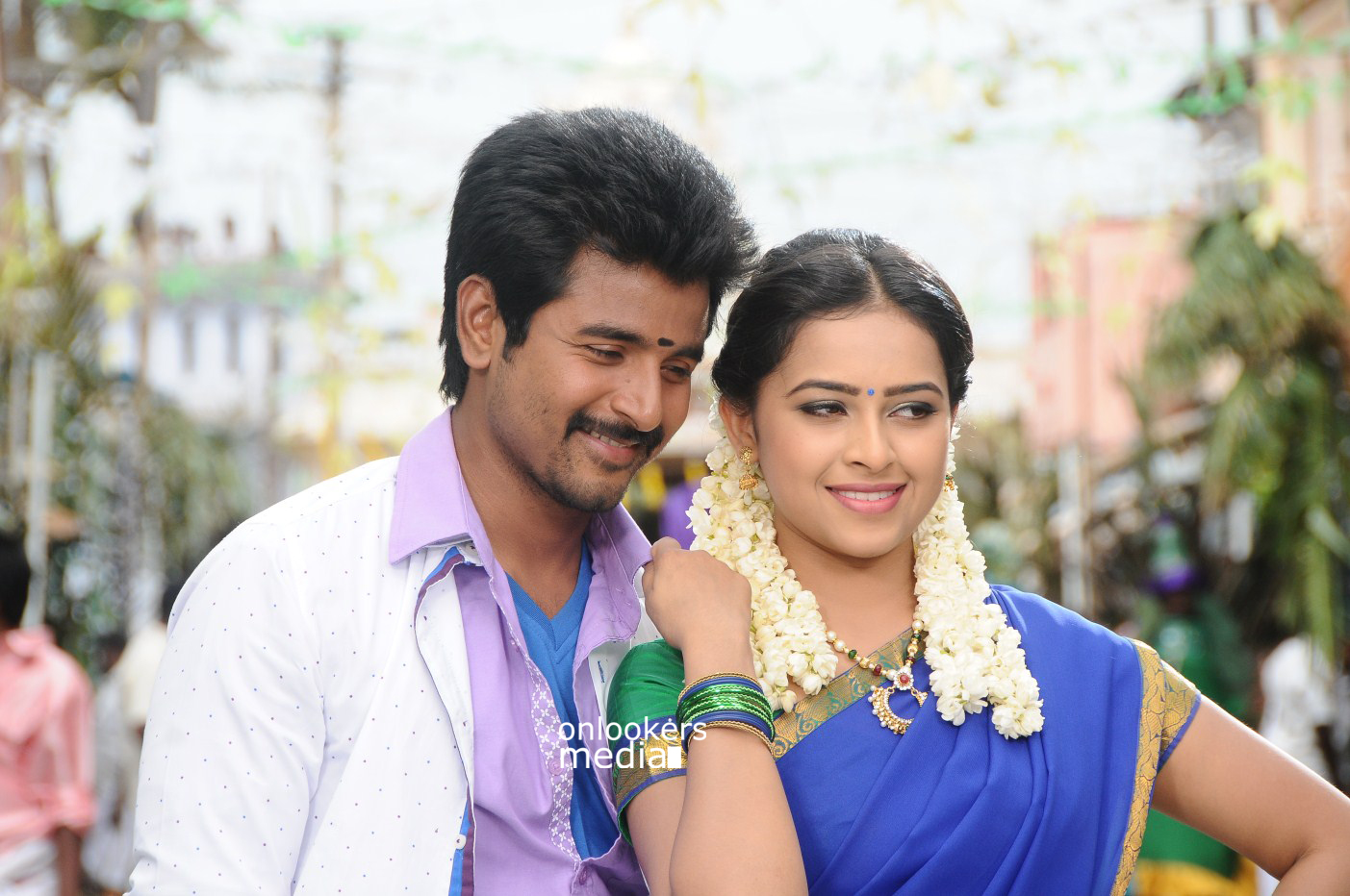 https://onlookersmedia.in/wp-content/uploads/2015/02/Sivakarthikeyan-and-Sri-Divya-in-Kaaki-Sattai-Stills-Images-Gallery-Photos-Onlookers-Media-24.jpg