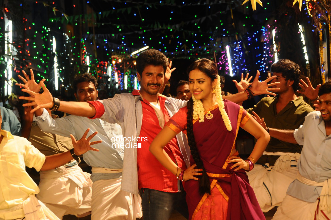 https://onlookersmedia.in/wp-content/uploads/2015/02/Sivakarthikeyan-and-Sri-Divya-in-Kaaki-Sattai-Stills-Images-Gallery-Photos-Onlookers-Media-25.jpg