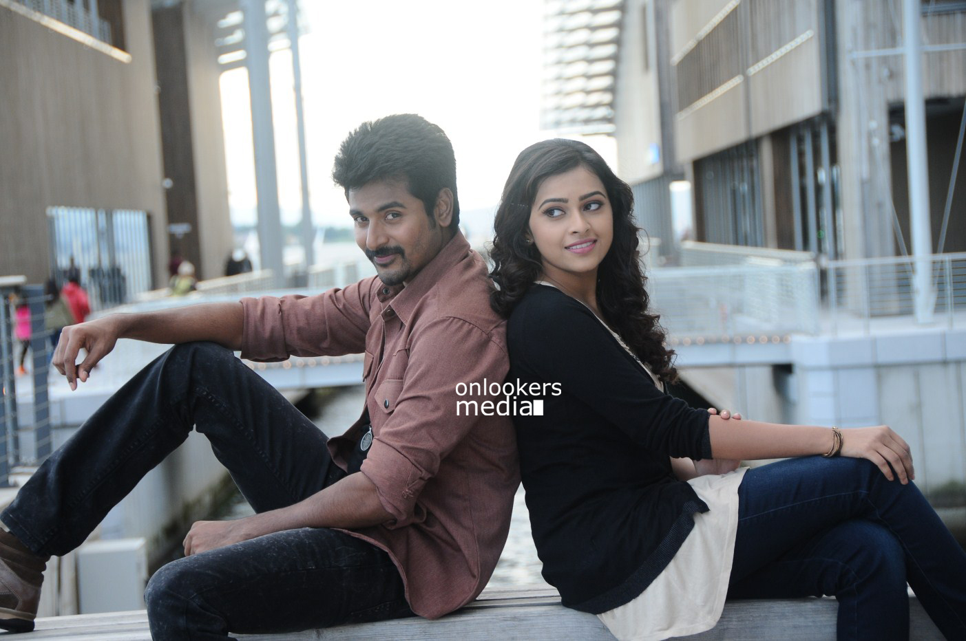 https://onlookersmedia.in/wp-content/uploads/2015/02/Sivakarthikeyan-and-Sri-Divya-in-Kaaki-Sattai-Stills-Images-Gallery-Photos-Onlookers-Media-28.jpg