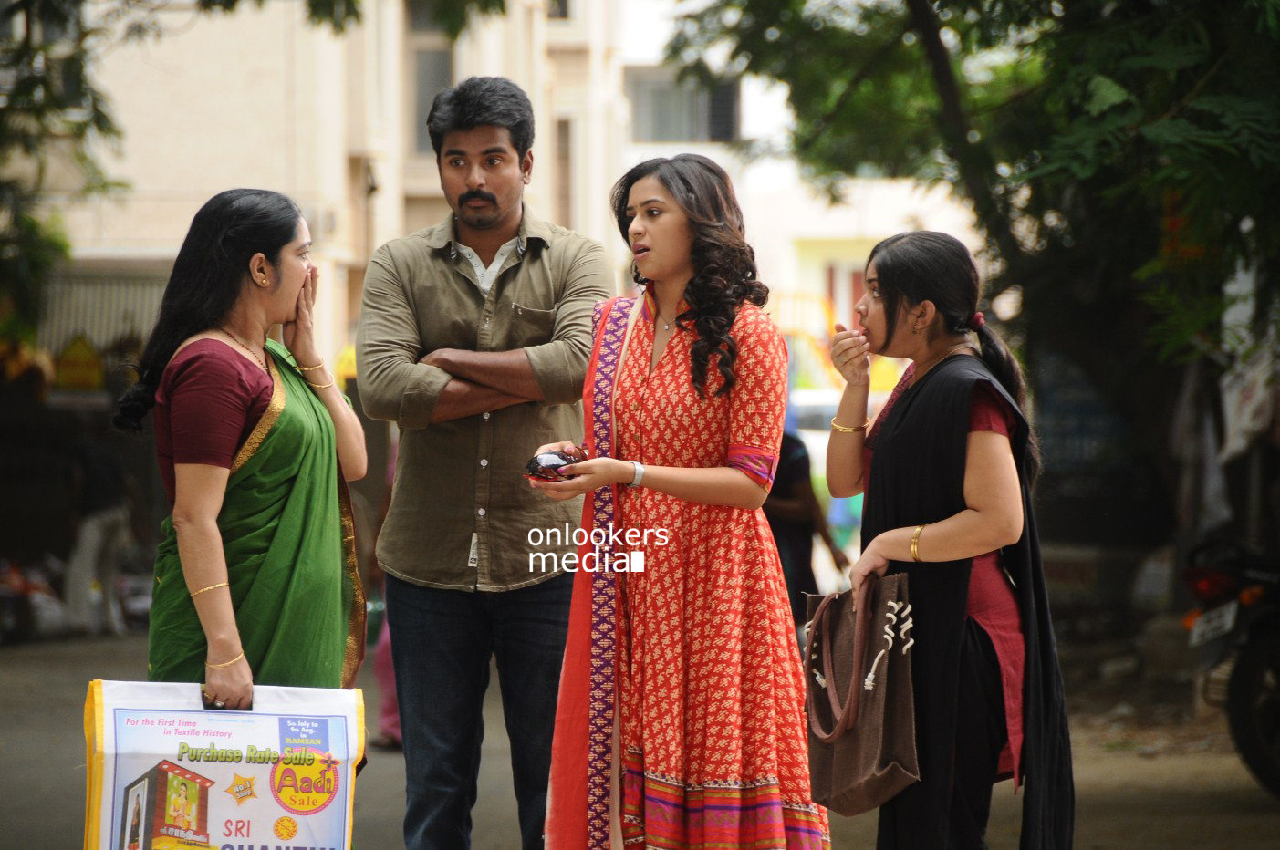 https://onlookersmedia.in/wp-content/uploads/2015/02/Sivakarthikeyan-and-Sri-Divya-in-Kaaki-Sattai-Stills-Images-Gallery-Photos-Onlookers-Media-30.jpg