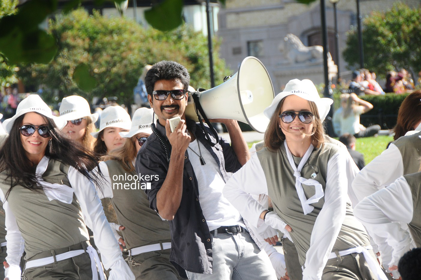 https://onlookersmedia.in/wp-content/uploads/2015/02/Sivakarthikeyan-and-Sri-Divya-in-Kaaki-Sattai-Stills-Images-Gallery-Photos-Onlookers-Media-32.jpg