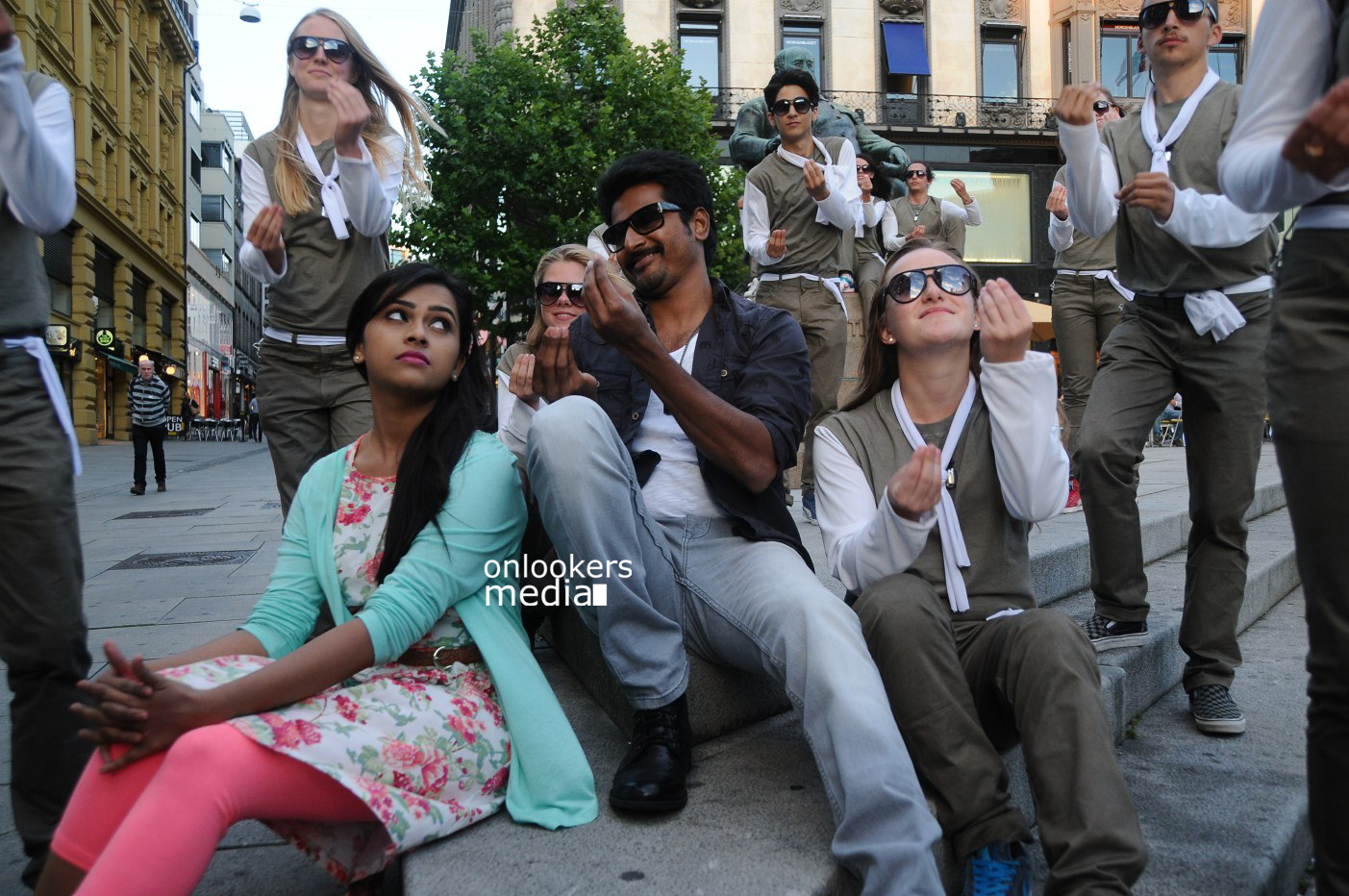 https://onlookersmedia.in/wp-content/uploads/2015/02/Sivakarthikeyan-and-Sri-Divya-in-Kaaki-Sattai-Stills-Images-Gallery-Photos-Onlookers-Media-36.jpg