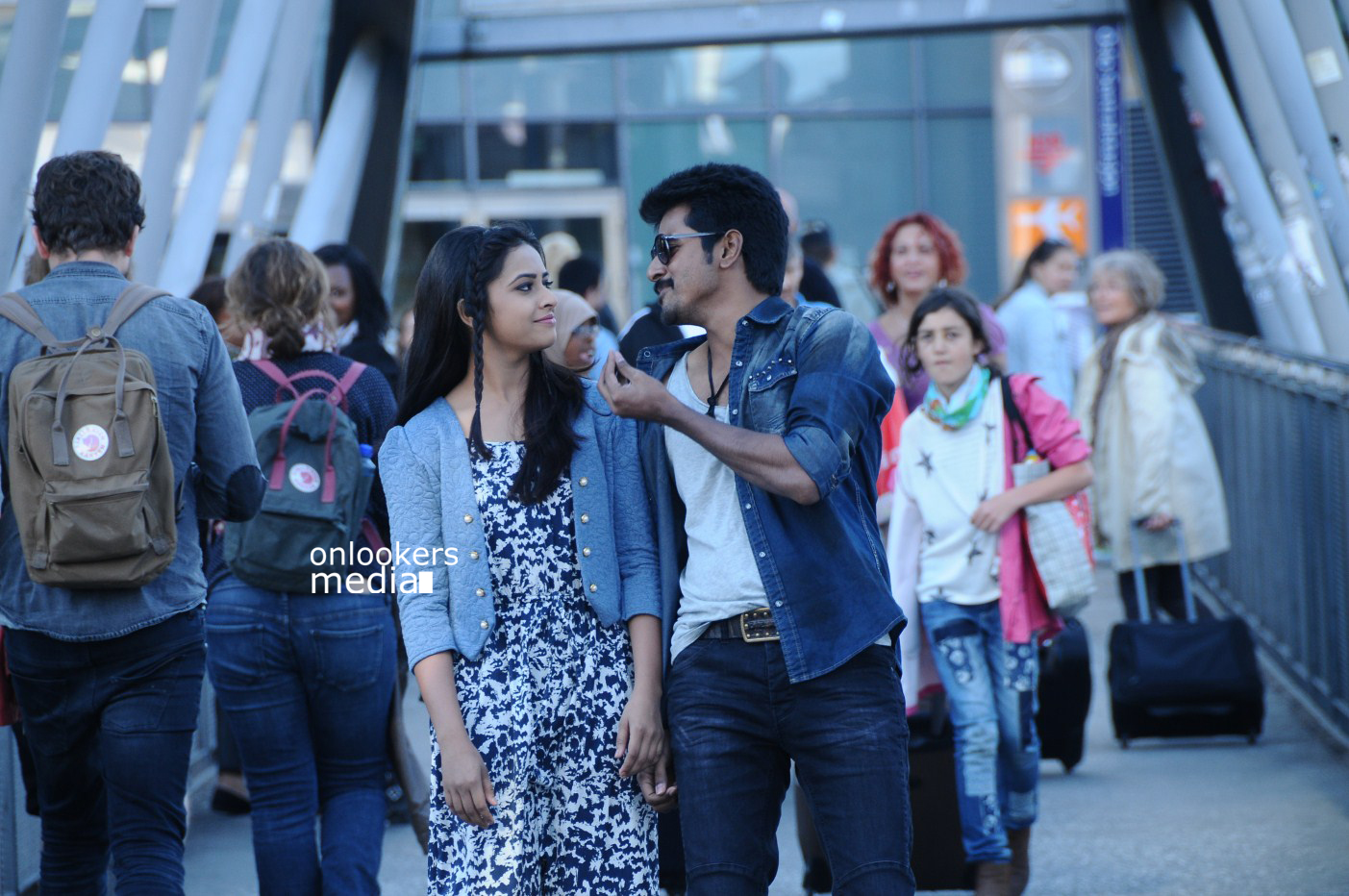 https://onlookersmedia.in/wp-content/uploads/2015/02/Sivakarthikeyan-and-Sri-Divya-in-Kaaki-Sattai-Stills-Images-Gallery-Photos-Onlookers-Media-38.jpg