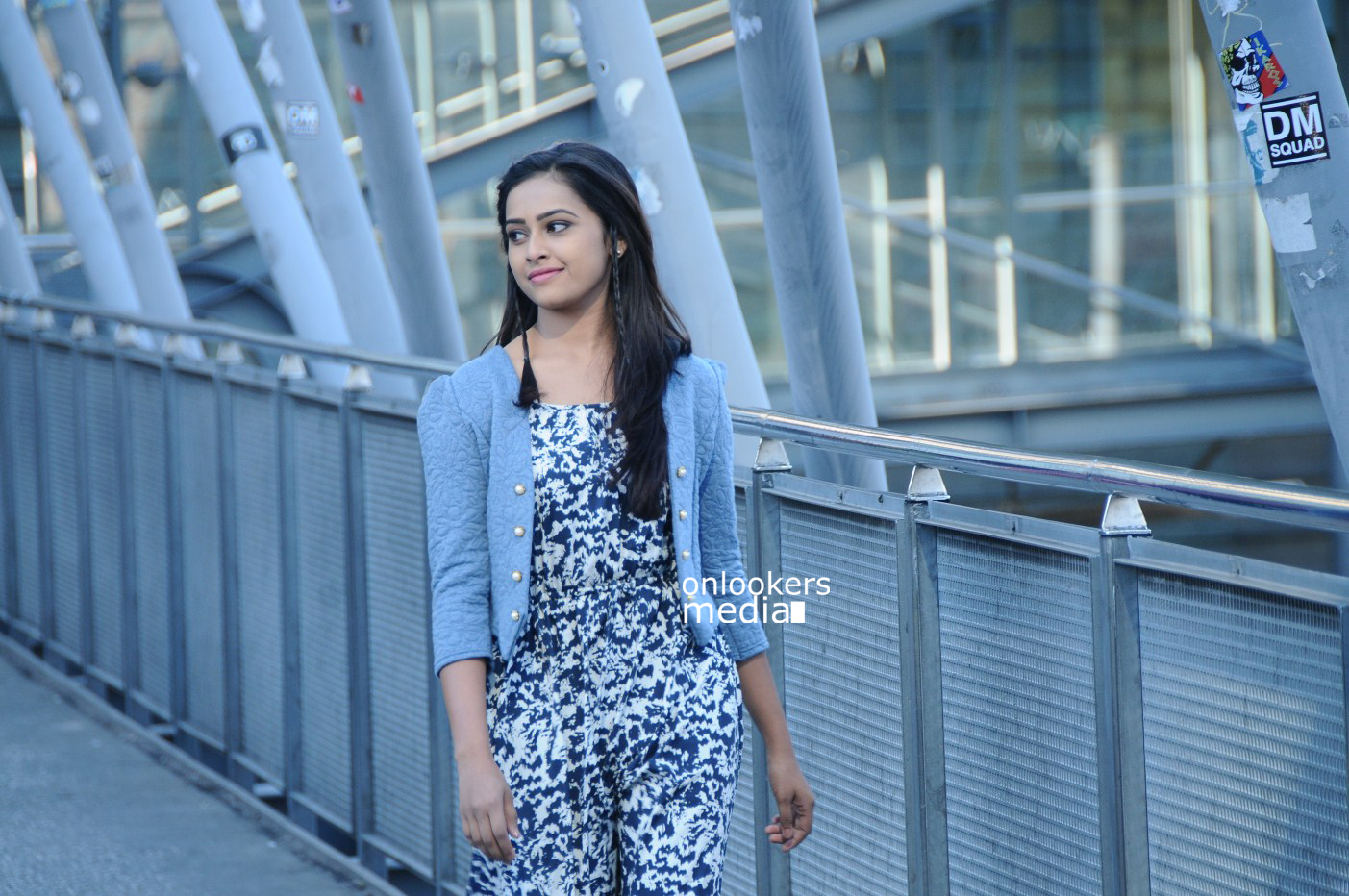 https://onlookersmedia.in/wp-content/uploads/2015/02/Sivakarthikeyan-and-Sri-Divya-in-Kaaki-Sattai-Stills-Images-Gallery-Photos-Onlookers-Media-39.jpg