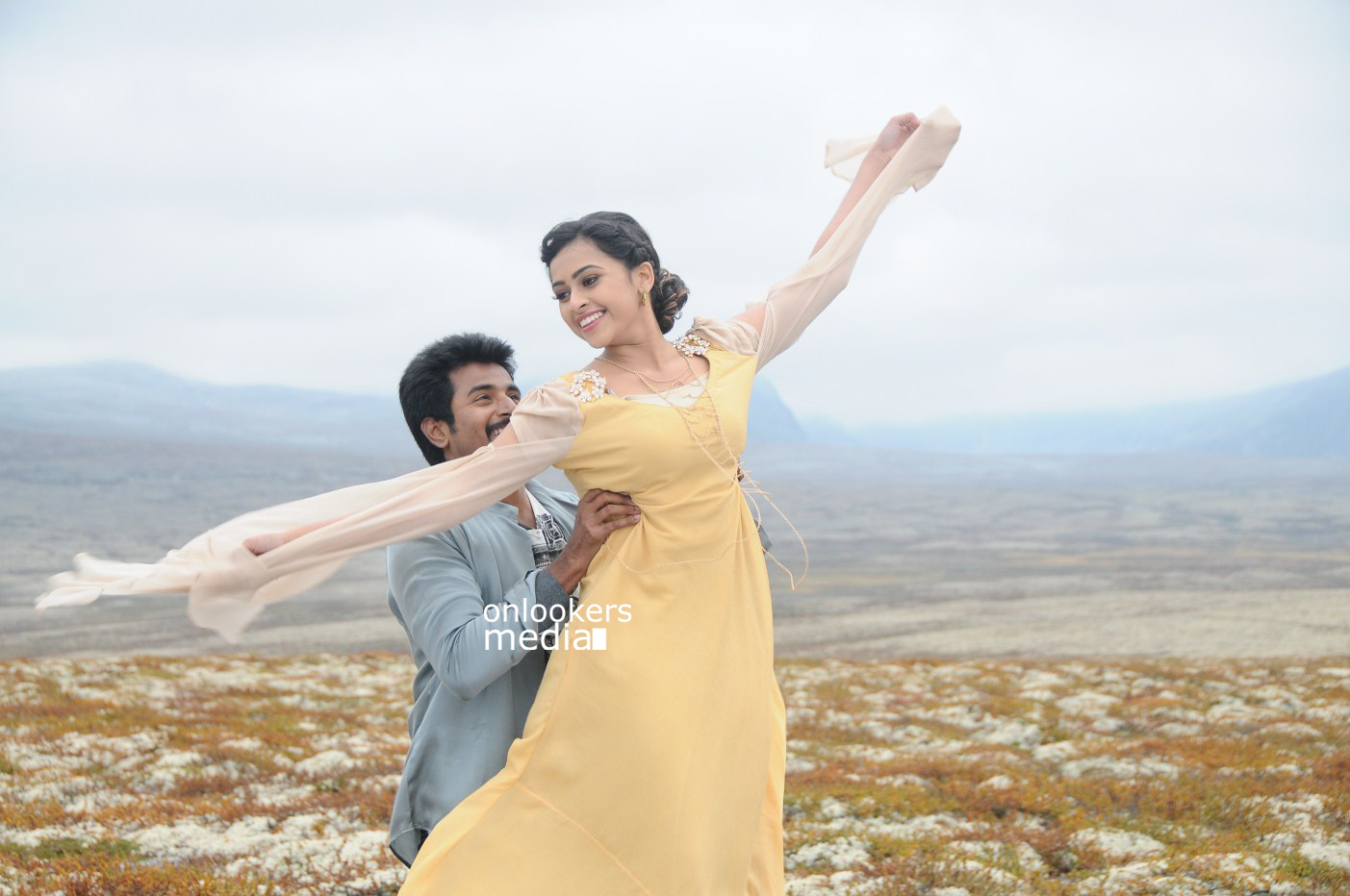 https://onlookersmedia.in/wp-content/uploads/2015/02/Sivakarthikeyan-and-Sri-Divya-in-Kaaki-Sattai-Stills-Images-Gallery-Photos-Onlookers-Media-4.jpg