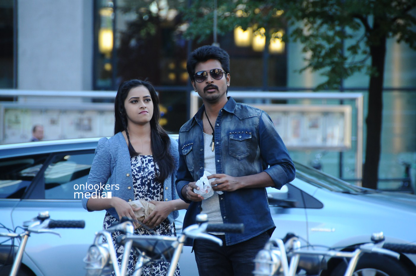 https://onlookersmedia.in/wp-content/uploads/2015/02/Sivakarthikeyan-and-Sri-Divya-in-Kaaki-Sattai-Stills-Images-Gallery-Photos-Onlookers-Media-40.jpg