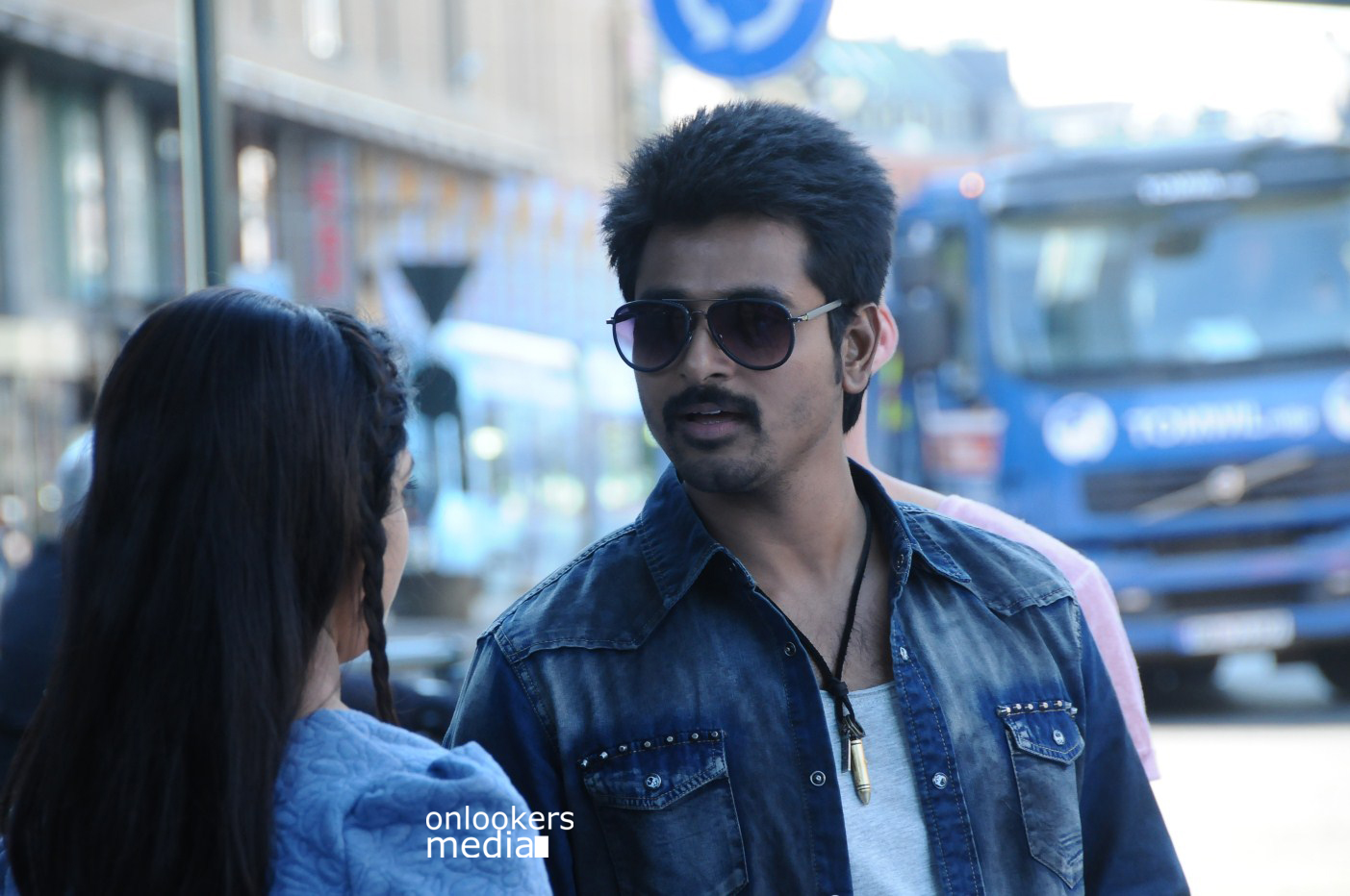 https://onlookersmedia.in/wp-content/uploads/2015/02/Sivakarthikeyan-and-Sri-Divya-in-Kaaki-Sattai-Stills-Images-Gallery-Photos-Onlookers-Media-41.jpg