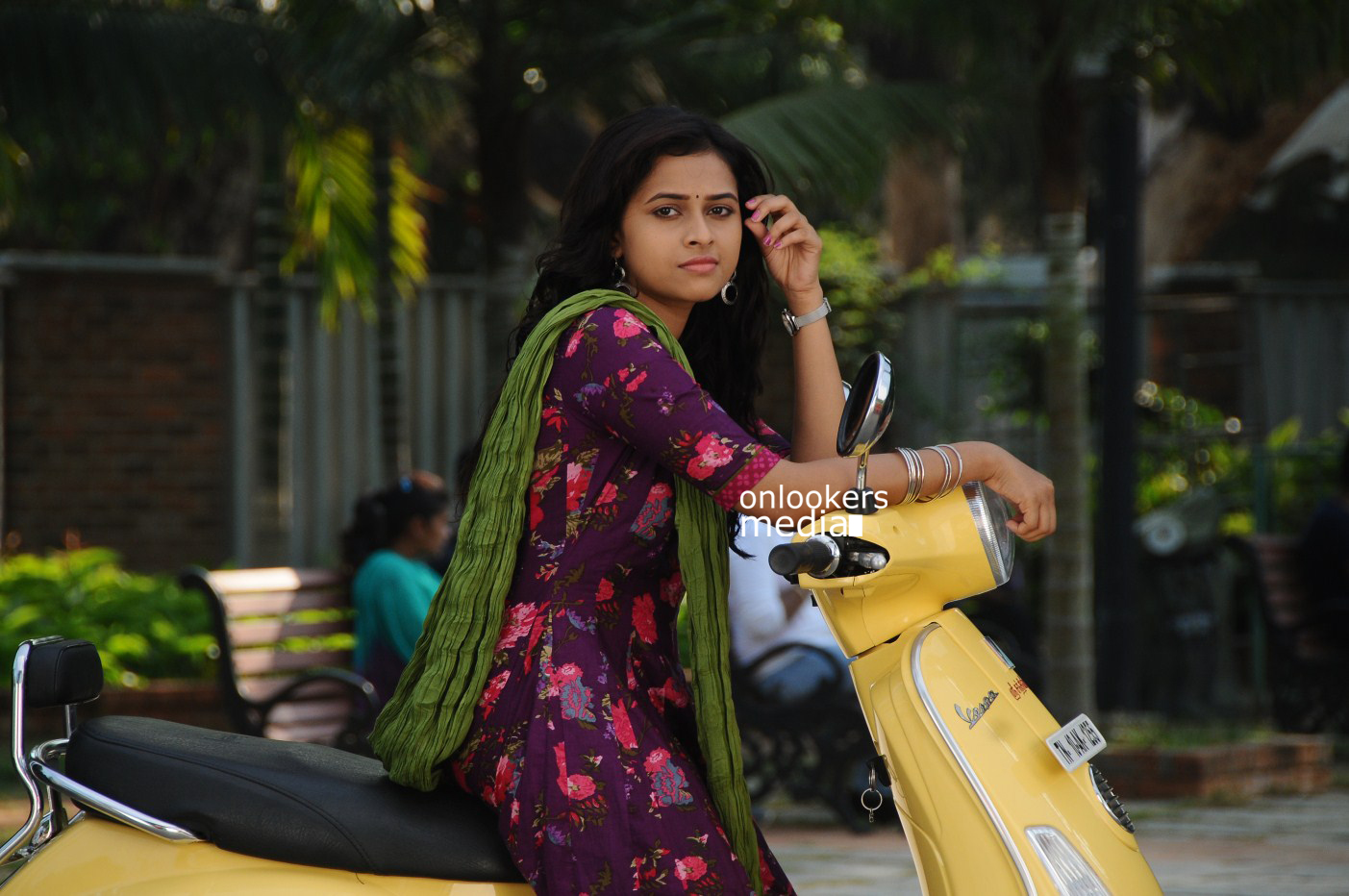 https://onlookersmedia.in/wp-content/uploads/2015/02/Sivakarthikeyan-and-Sri-Divya-in-Kaaki-Sattai-Stills-Images-Gallery-Photos-Onlookers-Media-43.jpg