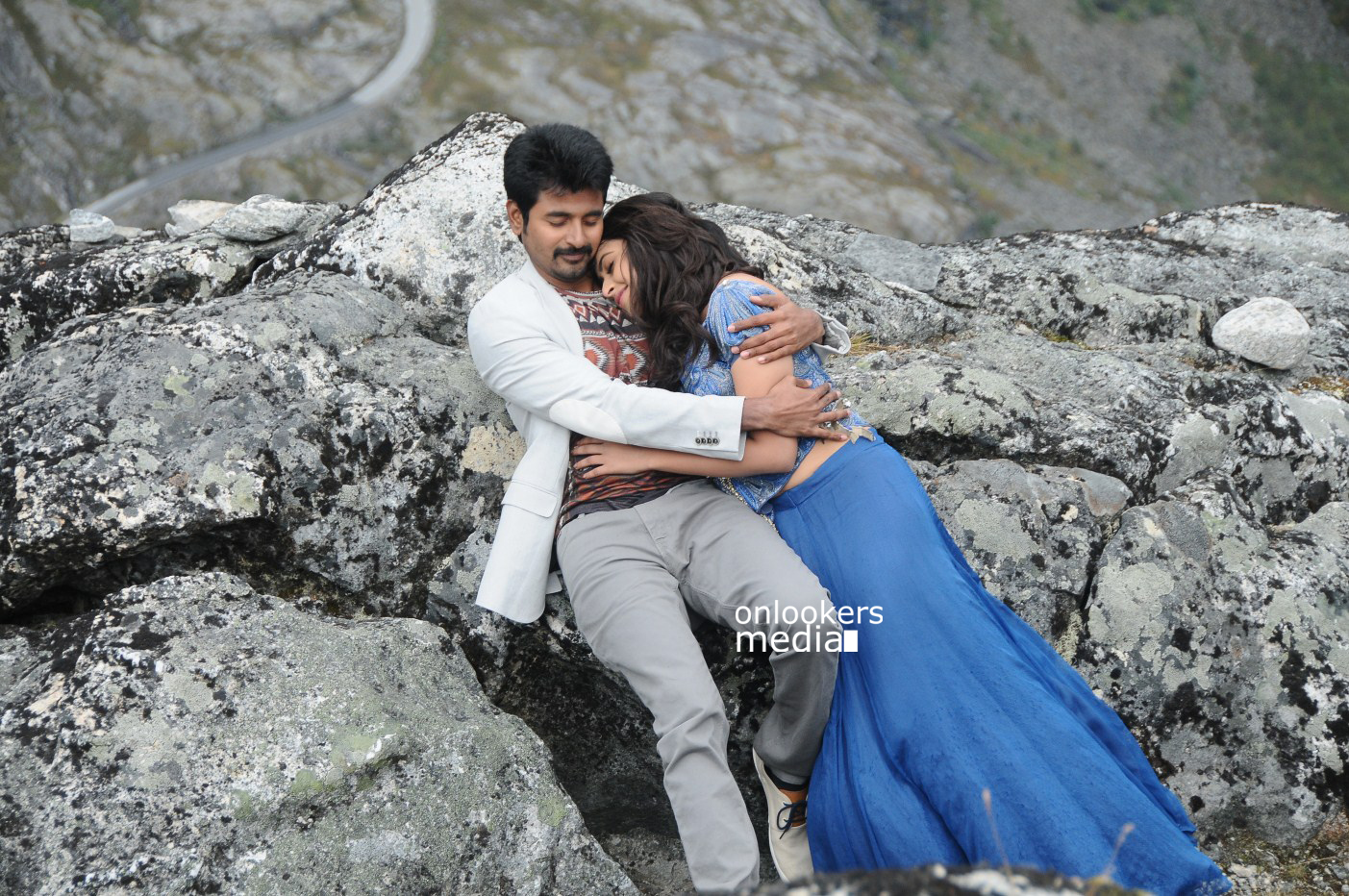 https://onlookersmedia.in/wp-content/uploads/2015/02/Sivakarthikeyan-and-Sri-Divya-in-Kaaki-Sattai-Stills-Images-Gallery-Photos-Onlookers-Media-48.jpg