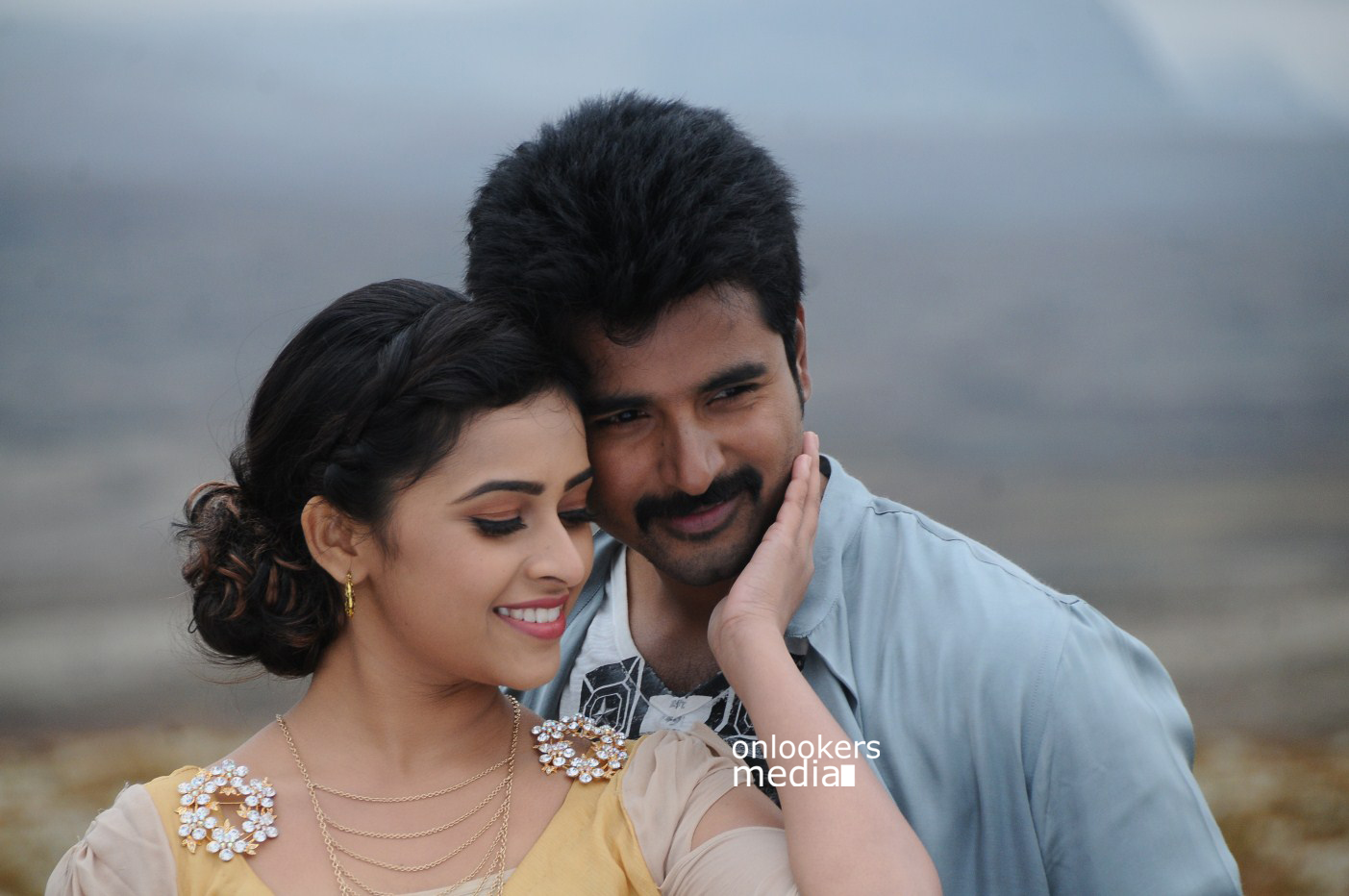 https://onlookersmedia.in/wp-content/uploads/2015/02/Sivakarthikeyan-and-Sri-Divya-in-Kaaki-Sattai-Stills-Images-Gallery-Photos-Onlookers-Media-5.jpg