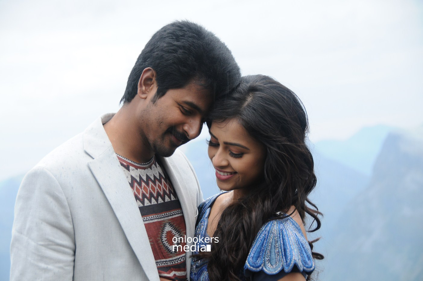 https://onlookersmedia.in/wp-content/uploads/2015/02/Sivakarthikeyan-and-Sri-Divya-in-Kaaki-Sattai-Stills-Images-Gallery-Photos-Onlookers-Media-50.jpg
