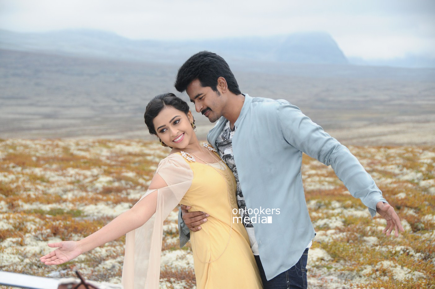 https://onlookersmedia.in/wp-content/uploads/2015/02/Sivakarthikeyan-and-Sri-Divya-in-Kaaki-Sattai-Stills-Images-Gallery-Photos-Onlookers-Media-53.jpg