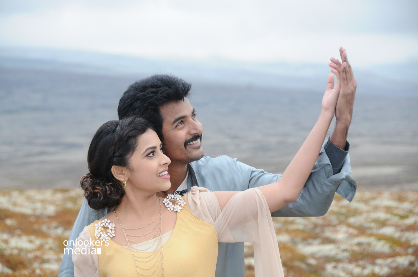 https://onlookersmedia.in/wp-content/uploads/2015/02/Sivakarthikeyan-and-Sri-Divya-in-Kaaki-Sattai-Stills-Images-Gallery-Photos-Onlookers-Media-6.jpg