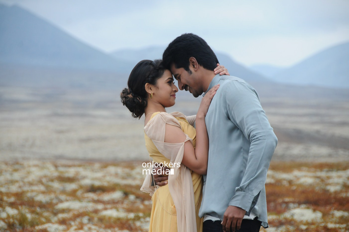 https://onlookersmedia.in/wp-content/uploads/2015/02/Sivakarthikeyan-and-Sri-Divya-in-Kaaki-Sattai-Stills-Images-Gallery-Photos-Onlookers-Media-8.jpg