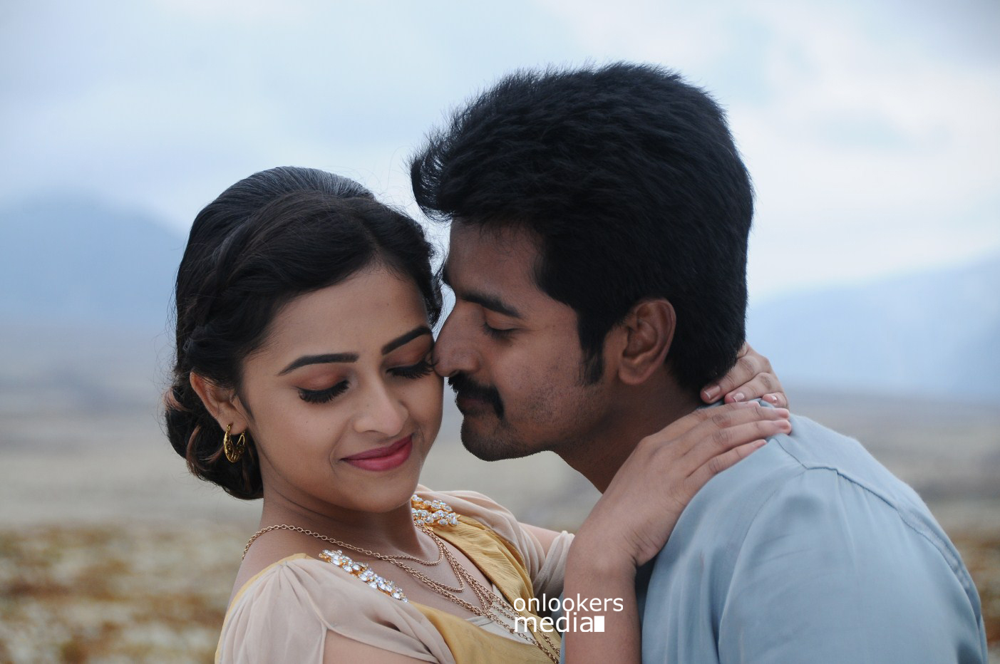 https://onlookersmedia.in/wp-content/uploads/2015/02/Sivakarthikeyan-and-Sri-Divya-in-Kaaki-Sattai-Stills-Images-Gallery-Photos-Onlookers-Media-9.jpg