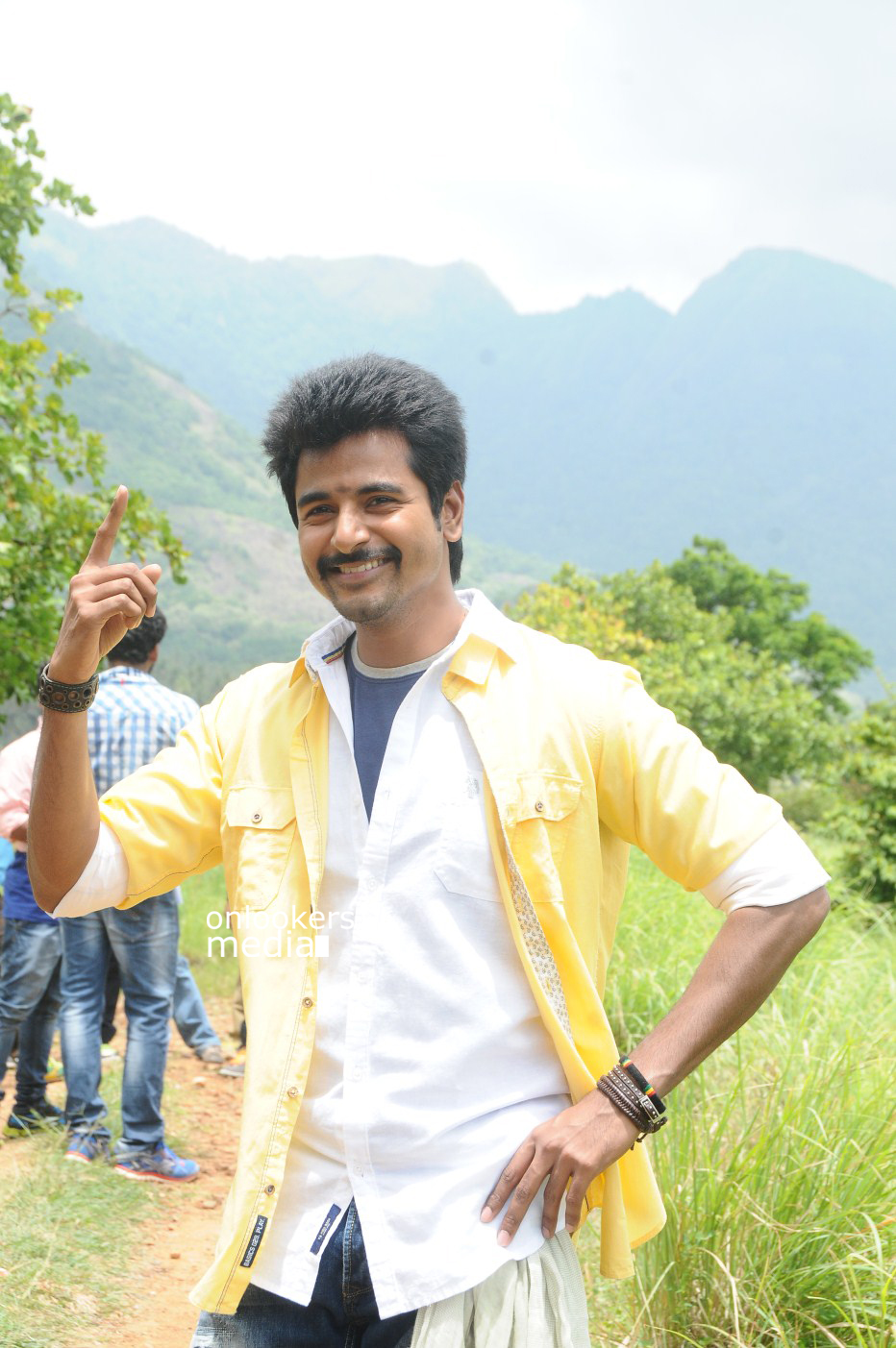 https://onlookersmedia.in/wp-content/uploads/2015/02/Sivakarthikeyan-in-Kaaki-Sattai-Stills-Images-Photos-Sri-Divya-Onlookers-Media-7.jpg