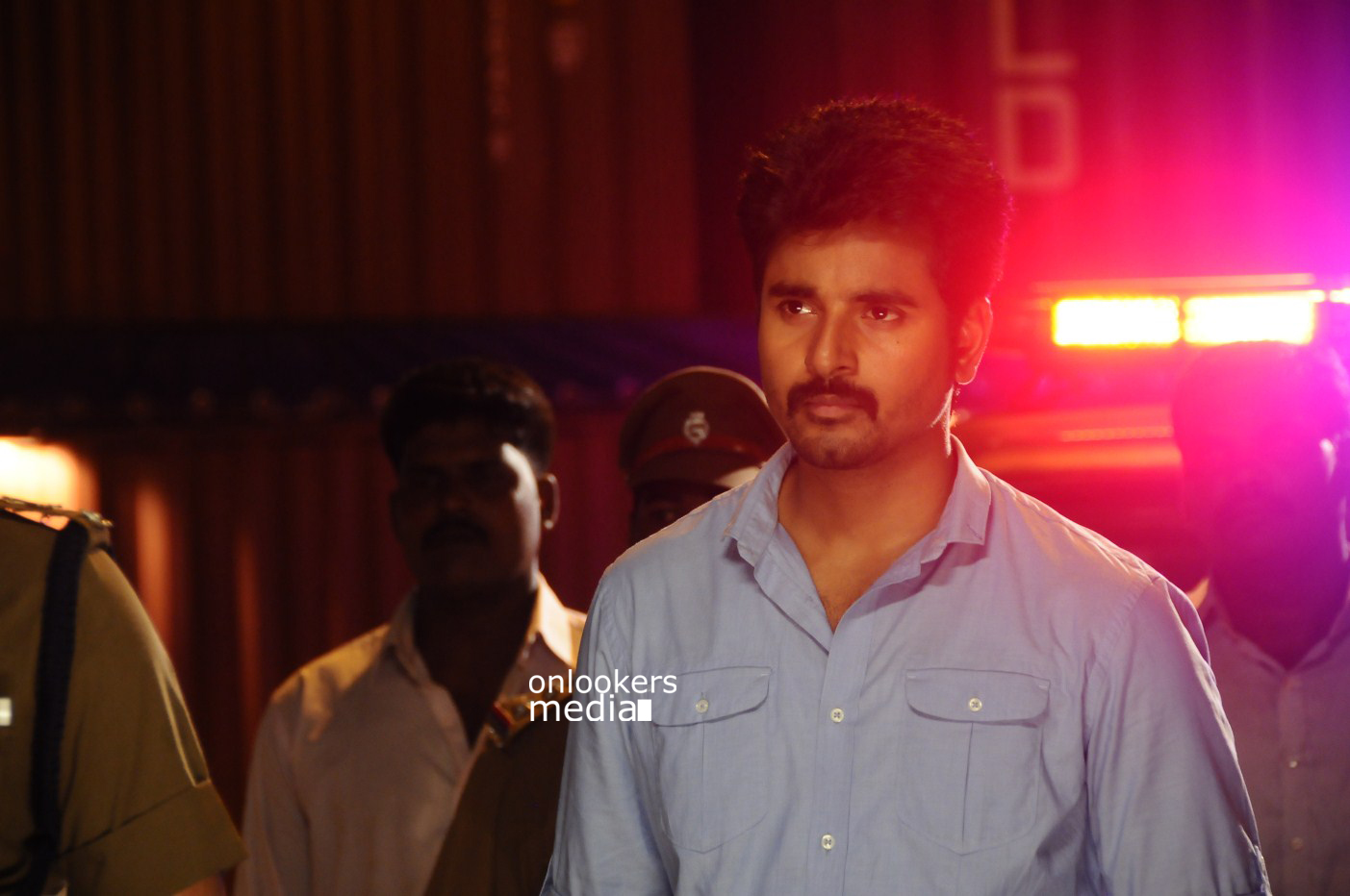 https://onlookersmedia.in/wp-content/uploads/2015/02/Sivakarthikeyan-in-Kaaki-Sattai-Stills-Images-Photos-Sri-Divya-Onlookers-Media-9.jpg