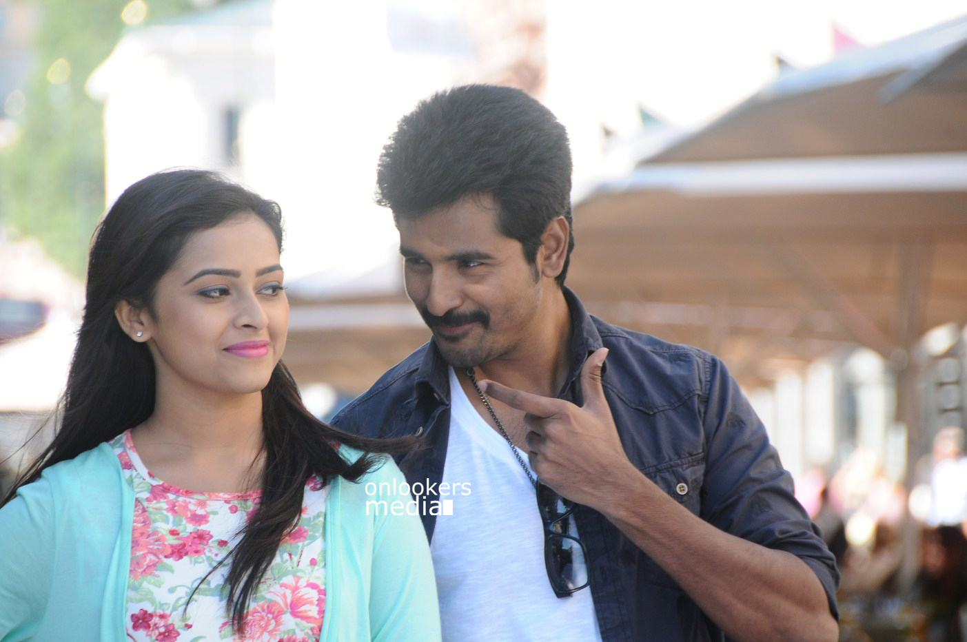 https://onlookersmedia.in/wp-content/uploads/2015/02/Sri-Divya-in-Kaaki-Sattai-Stills-Images-Photos-Sivakarthikeyan-Onlookers-Media-1.jpg