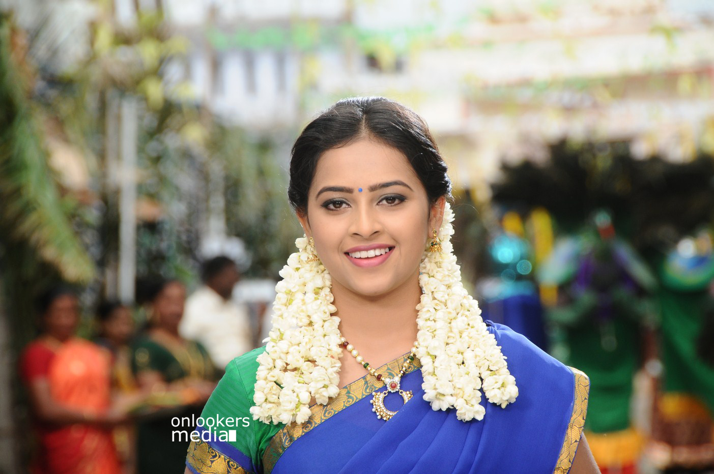 https://onlookersmedia.in/wp-content/uploads/2015/02/Sri-Divya-in-Kaaki-Sattai-Stills-Images-Photos-Sivakarthikeyan-Onlookers-Media-12.jpg