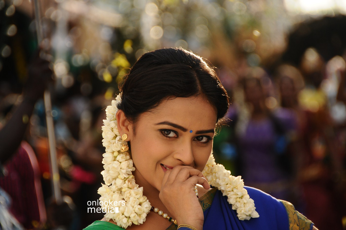 https://onlookersmedia.in/wp-content/uploads/2015/02/Sri-Divya-in-Kaaki-Sattai-Stills-Images-Photos-Sivakarthikeyan-Onlookers-Media-14.jpg