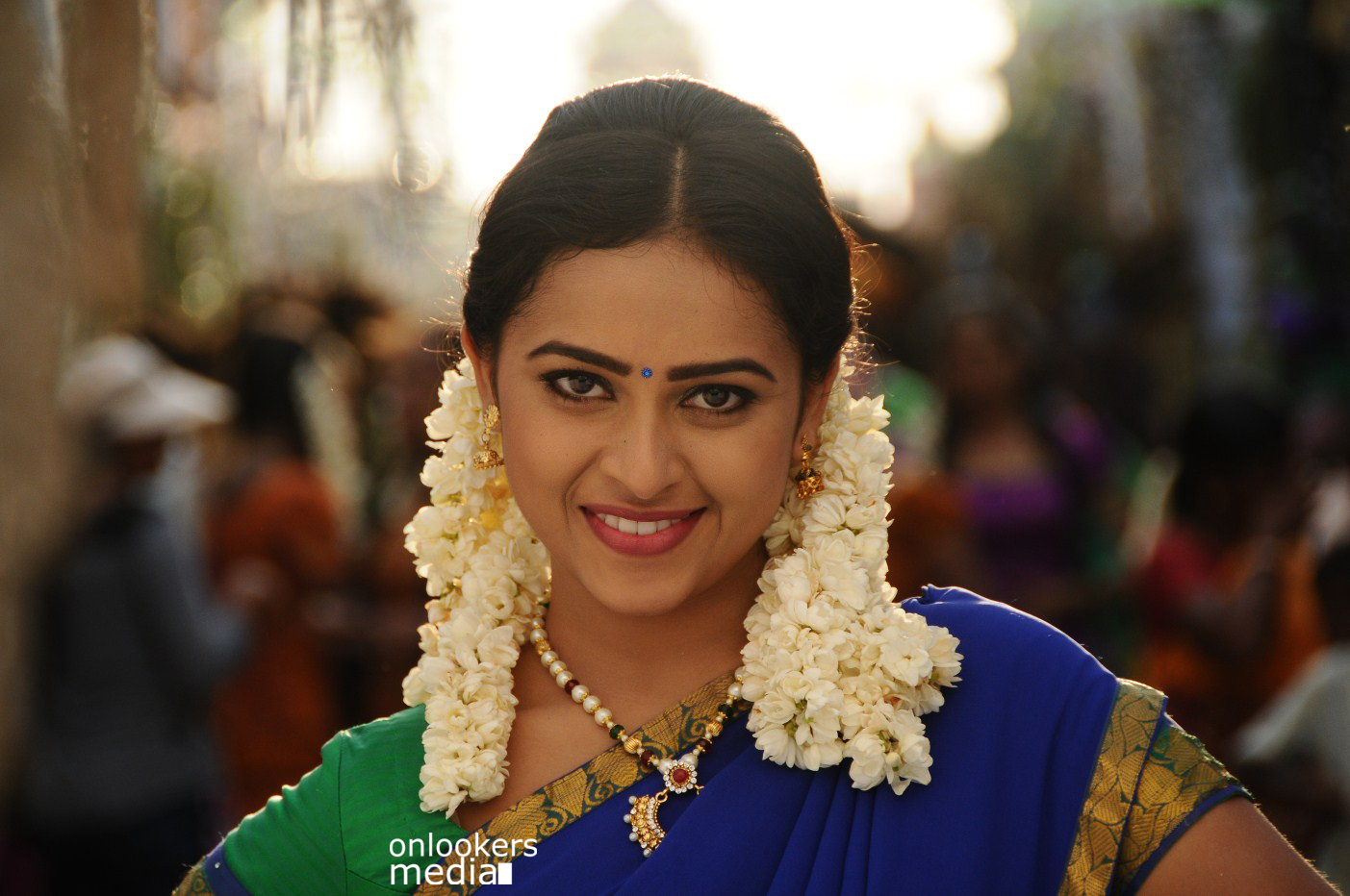 https://onlookersmedia.in/wp-content/uploads/2015/02/Sri-Divya-in-Kaaki-Sattai-Stills-Images-Photos-Sivakarthikeyan-Onlookers-Media-16.jpg