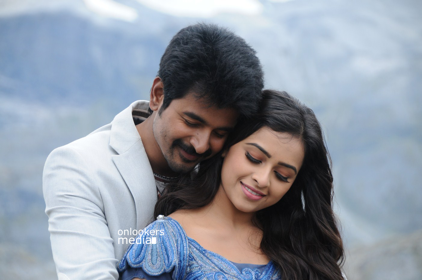 https://onlookersmedia.in/wp-content/uploads/2015/02/Sri-Divya-in-Kaaki-Sattai-Stills-Images-Photos-Sivakarthikeyan-Onlookers-Media-4.jpg