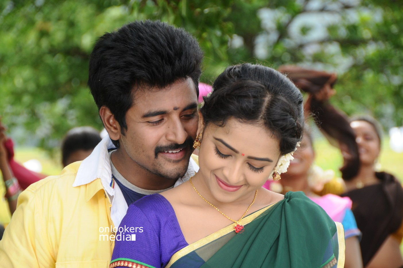 https://onlookersmedia.in/wp-content/uploads/2015/02/Sri-Divya-in-Kaaki-Sattai-Stills-Images-Photos-Sivakarthikeyan-Onlookers-Media-9.jpg