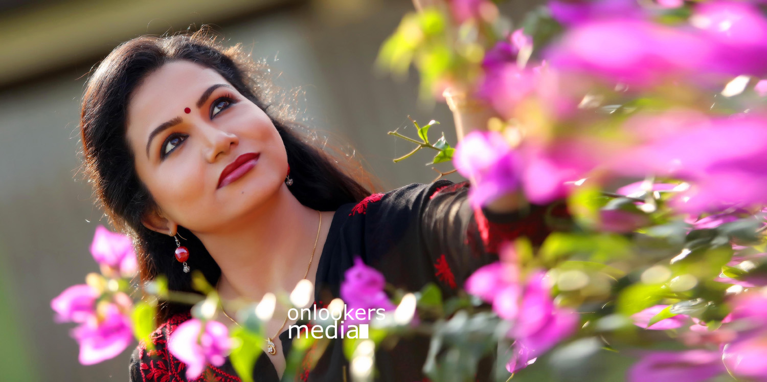 Actress Sheelu Abraham Stills-Images-Photos-Malayalam Acterss-Onlookers Media