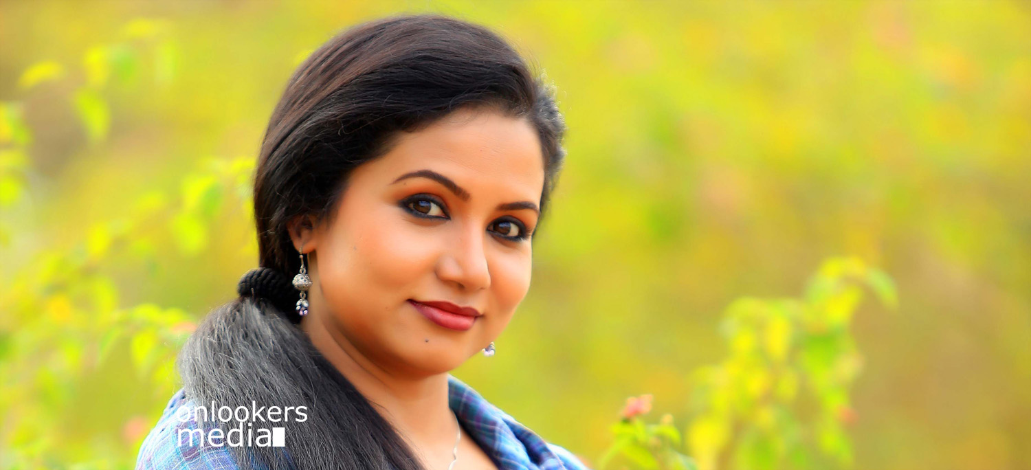 https://onlookersmedia.in/wp-content/uploads/2015/03/Actress-Sheelu-Abraham-Stills-Images-Photos-Malayalam-Acterss-Onlookers-Media-6.jpg