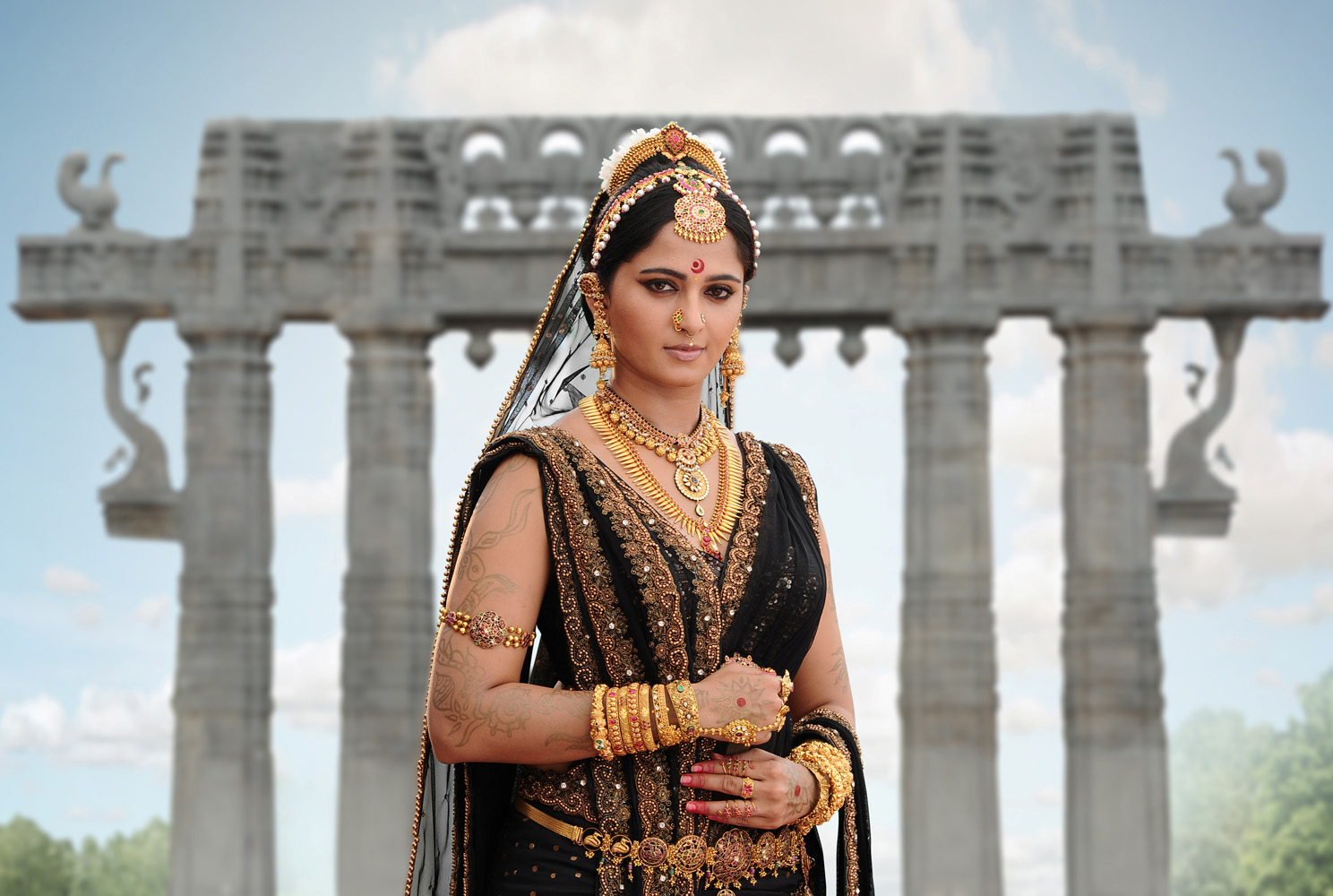 https://onlookersmedia.in/wp-content/uploads/2015/03/Anushka-Shetty-in-Rudhramadevi-Stills-Images-Photos-Telugu-Movie-2015-Onlookers-Media-12.jpg