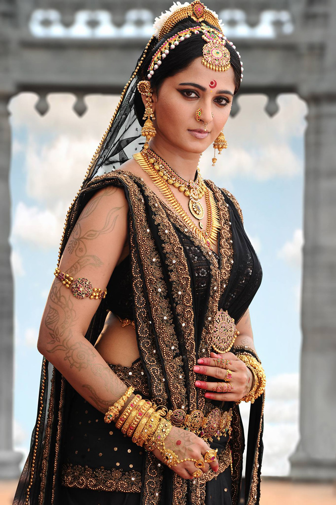 https://onlookersmedia.in/wp-content/uploads/2015/03/Anushka-Shetty-in-Rudhramadevi-Stills-Images-Photos-Telugu-Movie-2015-Onlookers-Media-9.jpg