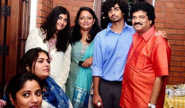 Vismaya Mohanlal stills-Images-Photos-Mohanlal Family-Onlookers Media