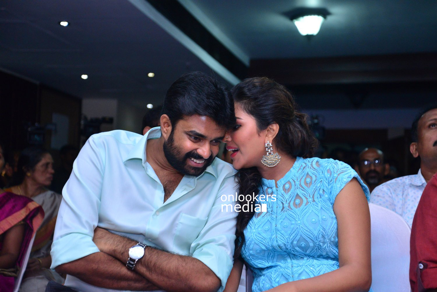 https://onlookersmedia.in/wp-content/uploads/2015/04/Amala-Paul-and-AL-Vijay-at-Lalila-O-Laila-Audio-Launch-Stills-Images-Mohanlal-Malayalam-Movie-2015-Onlookers-Media-3.jpg