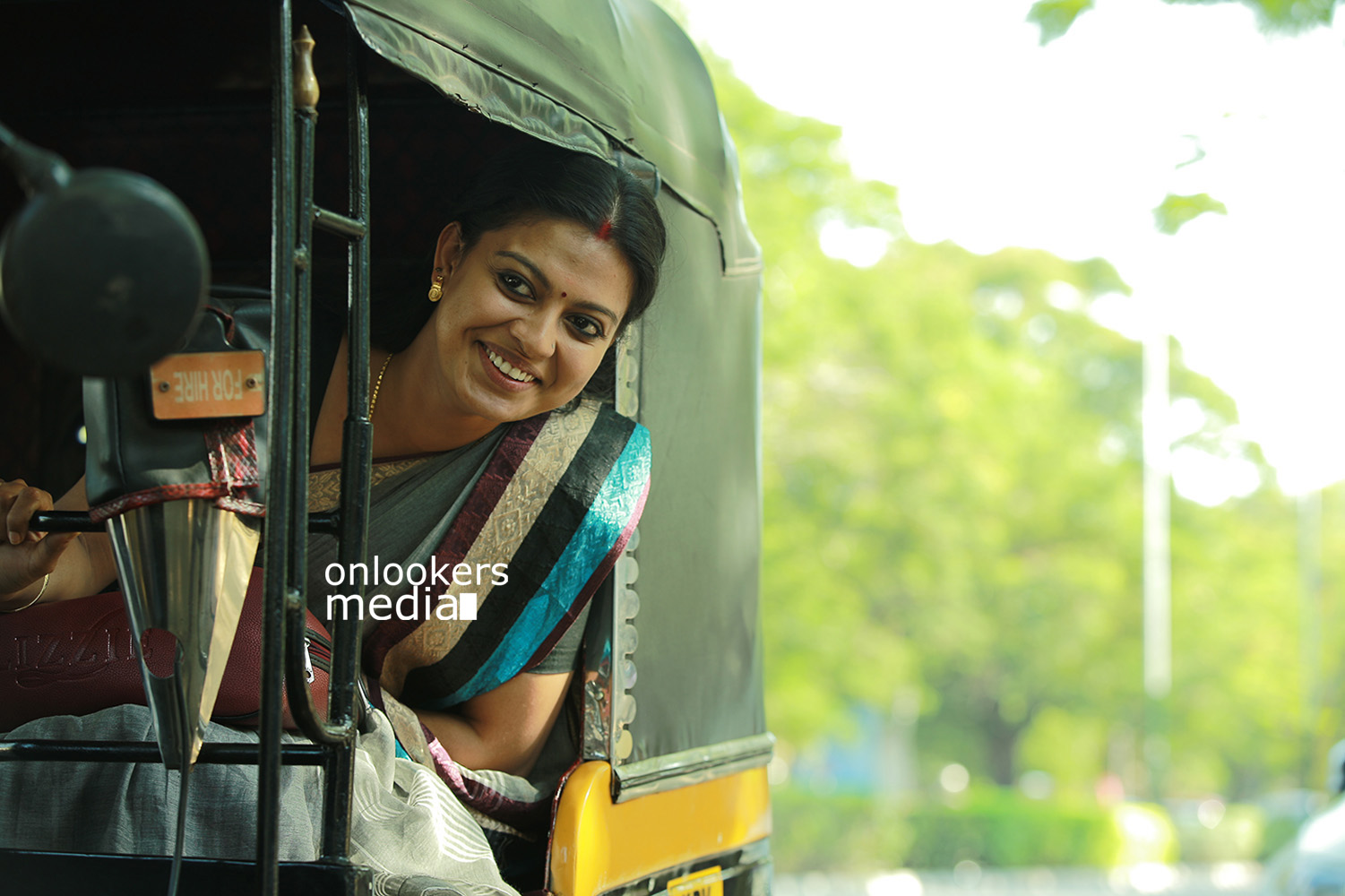 https://onlookersmedia.in/wp-content/uploads/2015/04/Anusree-In-Chandrettan-Evideya-Stills-Images-Photos-Dileep-Namitha-Pramod-Onlooekers-Media-4.jpg
